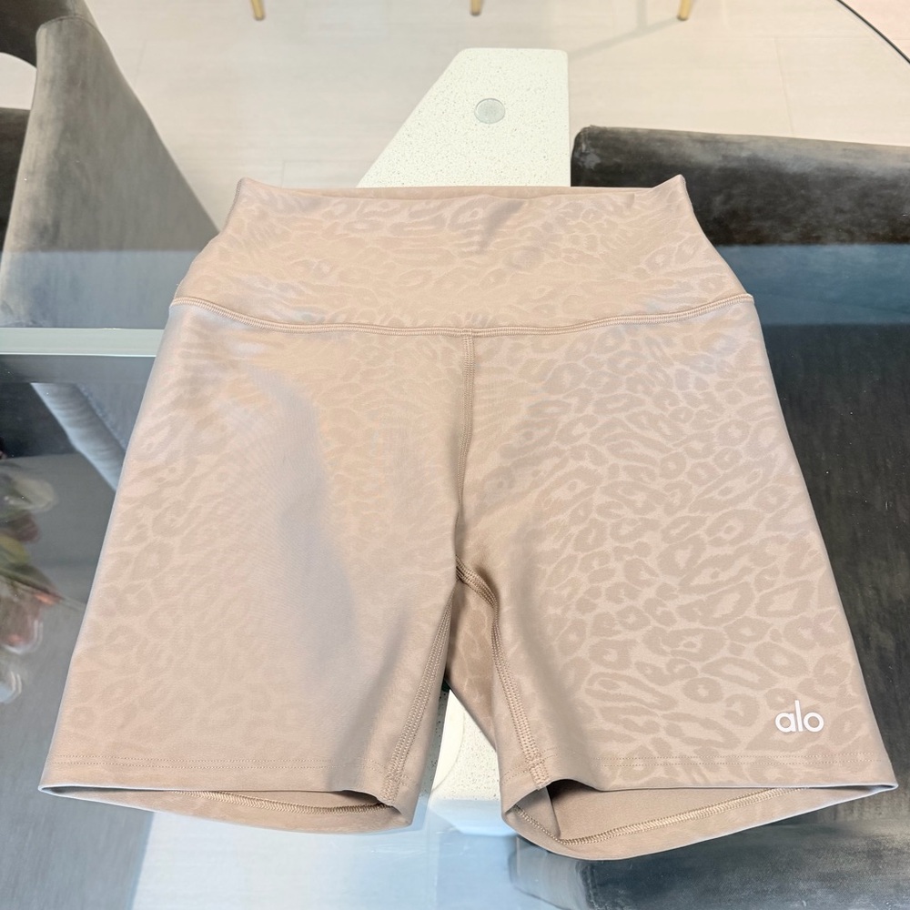 ALO Yoga High-Rise Leopard Jacquard Bike Shorts — Blush Taupe